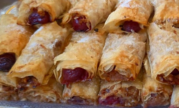 BAKIN RECEPT ZA POSNU VOĆNU PITU SA JABUKAMA I TREŠNJAMA: Toliko je sočna i ukusna da će svi tražiti parče više (VIDEO)