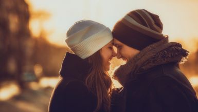 5 ЗНАКОВА ЋЕ У 2026. ГОДИНИ ПРОНАЋИ СВОЈУ СРОДНУ ДУШУ: Заљубиће се до ушију 