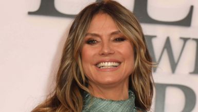 Da li je ovo najbizarnija fotka u istoriji mode? Hajdi Klum u donjem vešu se ljubi sa ćerkom (FOTO)