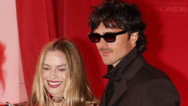 ПРИЧА ДА БЕЗ ЊЕГА НЕ МОЖЕ, А ИМА МУЖА И ДЕТЕ КОД КУЋЕ: Да ли је Марго Роби због 7 година млађег заводника заборавила породицу? (ФОТО)