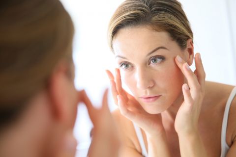 Znakovi da vaša koža DOBRO STARI: Dermatolozi ovo uvek prvo primete 