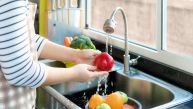 Како се исправно пере воће и поврће? Уживајте у кори и укусу 