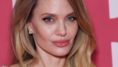 АНЂЕЛИНА ЏОЛИ СЕ ПОЈАВИЛА НА ПРЕМИЈЕРИ У НАЈЛЕПШОЈ СВЕТЛУЦАВОЈ ХАЉИНИ: Стајлинг глумице у Паризу је врхунац елеганције