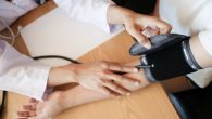3 НАВИКЕ КОЈЕ МОГУ ДА ПОВЕЋАЈУ КРВНИ ПРИТИСАК: Избегните их за боље здравље срца 