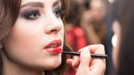 ИСТАКНИТЕ УСНЕ У 2 КОРАКА: Једноставни трикови које шминкери никад не заборављају 
