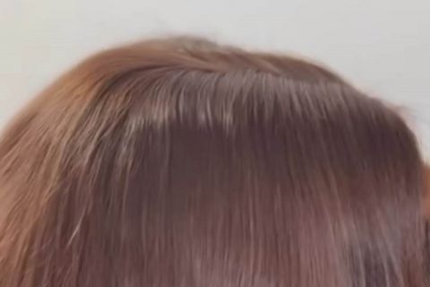 Sve je izgledalo kao da devojka češlja kosu, ali nakon toga je usledilo iznenađenje (VIDEO)