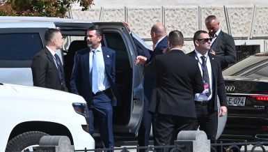 TRAMPOV SIN POLUDEO ZA ŽENOM KOJA JE ISTA - MELANIJA: Stigao sa njom u Banjaluku, planira da se venčaju u Beloj kući! (FOTO)