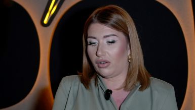ЖИВЕЛА У ГАРАЖИ, ДЕЛИЛА ТОАЛЕТ СА СТАРИЈИМ МУШКАРЦЕМ: Наша певачица остварила највећу жељу - није могла да се врати код родитеља, а сада је купила стан