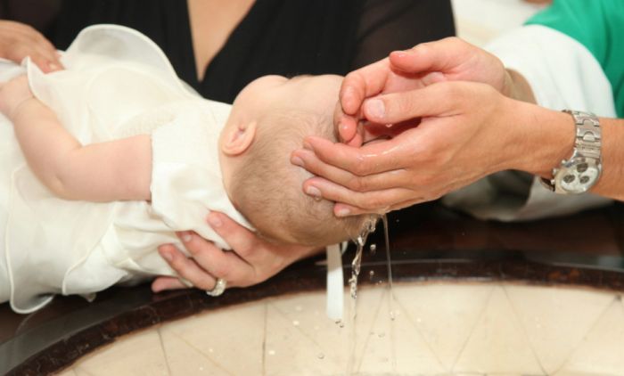 KAKO SE PRAVILNO OBUĆI ZA KRŠTENJE: Pogledajte šta kaže crkva