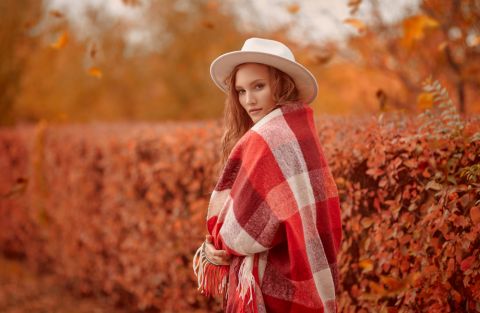 1792670257_dreamy-beautiful-girl-wraps-herself-Depositphotos_488284144_S.jpg