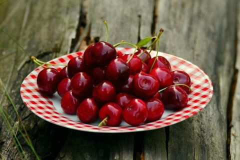 SUPERHRANA SA DRVETA: Ovo voće štiti srce i može uticati na san 