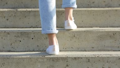 ЗАДИШЕТЕ СЕ ДОК СЕ ПЕЊЕТЕ УЗ СТЕПЕНИЦЕ? Ево када ова појава постаје забрињавајућа према лекарима