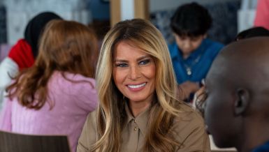 MELANIJA TRAMP U HALJINI KOJU SVAKA ŽENA MORA IMA: Bezvremenski model koji ostaje vodeći trend i u ovoj godini (FOTO)