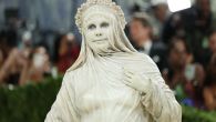 Хајди Клум као жива статуа на Мет Гали: Некада најзгоднија жена на свету дошла у бирарном костиму - нико није сигуран шта је хтела да постигне (фото)