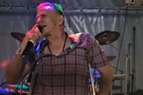 ZBOG GREŠKE RODITELJA CEO ŽIVOT HODA NA ŠTAKAMA: Poznati pevač je kao dete morao na operaciju, ali njegovi majka i otac nisu potpisali saglasnost