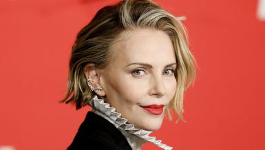 Шарлиз Терон обукла сако на голо тело, срушила Њујорк: Прелепа глумица ризиковала и тријумфовала (фото)