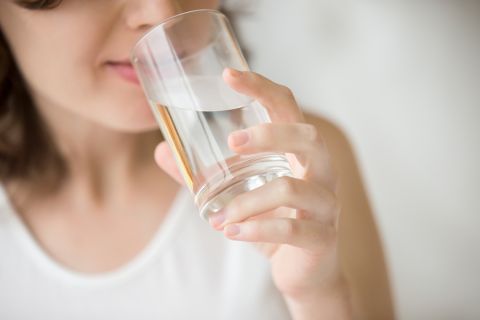 Šest razloga zbog kojih bi trebalo da pijete vodu na prazan stomak: Tokom jutra je posebno važno 