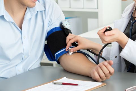 ŠTA NE BI TREBALO DA JEDETE ZA VEČERU AKO IMATE VISOK PRITISAK? Ima direktan uticaj