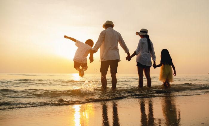 1688388812_shutterstock_1938178192-porodica-na-moru.jpg