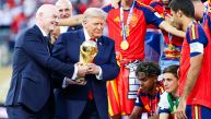 ВОДИТЕЉ МИСЛИО ДА ЈЕ МИКРОФОН ИСКЉУЧЕН, ПА КОМЕНТАРИСАО ТРАМПА: Снимак са финала Светског првенства постао виралан (ВИДЕО)