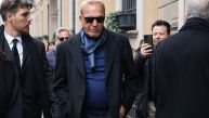ПОСЛЕ РАЗВОДА СТИГАО НОВИ ПРЕОКРЕТ: Кевин Костнер виђен са атрактивном плавушом, млађа је од њега чак 31 годину (ФОТО)