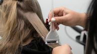 GREŠKE POSLE FARBANJA KOJE UNIŠTAVAJU BOJU: Frizeri upozoravaju na čest problem 