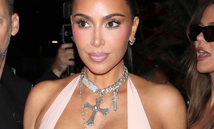 Sportistu na mrežama urnišu zbog veze sa Kim Kardašijan, a on uživa sa njom na plaži:  „Zašto, Luise, zašto?“ (foto)