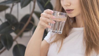 MIT ILI ISTINA: Da li je pijenje tople vode zaista dobro za zdravlje?