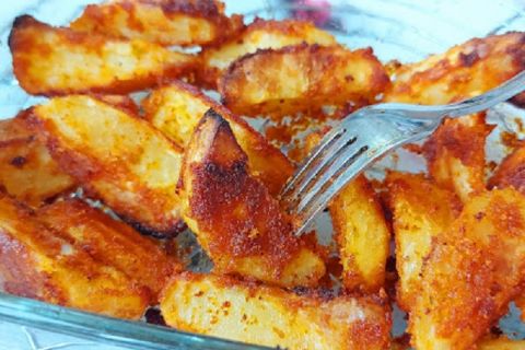 Recept savršen za početnike: Hrskavi krompir gotov za dva minuta osvojiće vas na prvi zalogaj (RECEPT/VIDEO)