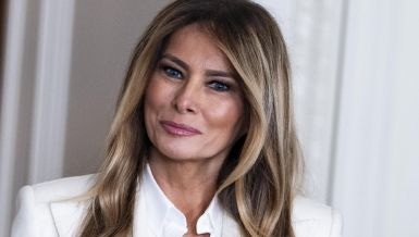 MELANIJA TRAMP UŠETALA SA ROBOTOM U BELU KUĆU: Obukla belo odelo, Brižit Makron niko nije ni primetio (VIDEO)