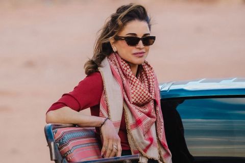 KADA JE STIL U PITANJU, NEMA JOJ RAVNE: Kraljica Ranija oduševila autfitom! (FOTO) 