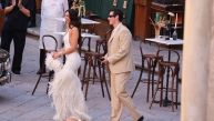 DUA LIPA OBJAVILA PRVE EKSKLUZIVNE SLIKE SA VENČANJA: Unikatna Šanel venčanica sa perjem talasala se uz melodije tradicionalne albanske muzike i plesa!