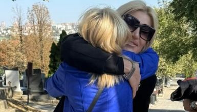 ОДРЖАН ПОМЕН ТОМИ ЗДРАВКОВИЋУ: Удовица дошла на гробље са његовом ћерком - од колега се појавила само једна певачица
