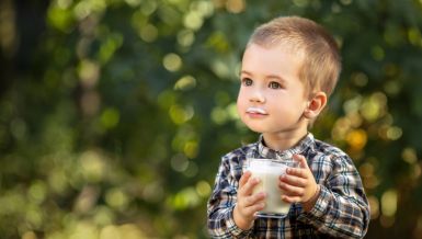 U kom uzrastu deca mogu da počnu da piju jogurt? Česta nedoumica kod roditelja 