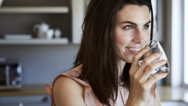 ШТА СЕ ДЕШАВА У ТЕЛУ АКО ПОПИЈЕТЕ ВОДУ НА ПРАЗАН СТОМАК: Има важан ефекат на здравље 