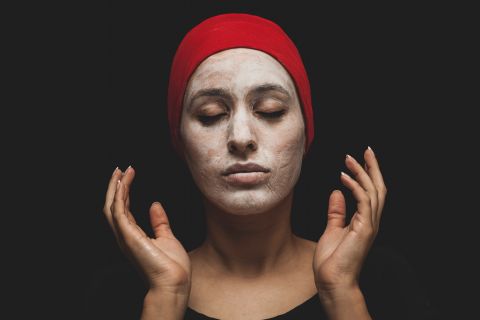 Napravite sami masku za čišćenje lica: Potrebna su vam tri sastojka koja imate u kuhinji i samo PET minuta