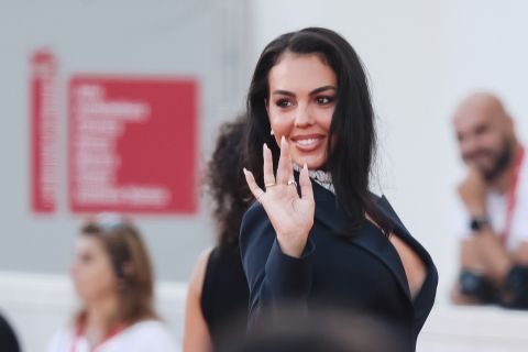 GEORGINA RODRIGEZ PONOVO OMAŠILA NA CRVENOM TEPIHU: Pokazala dekolte, a suknja samo što ne pukne! (FOTO) 