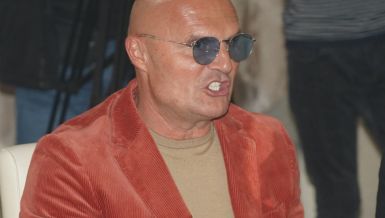 МИЛИ УПУЦАО СЕБЕ У ДЛАН: На вратима се појавила Хитна помоћ и полиција, а због једног потеза полицајца се тако повређен бацио на под