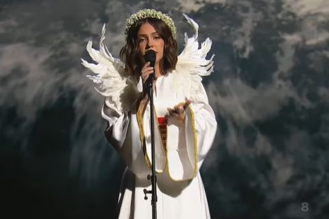 Breskvica nastupila na "Pesmi za Evroviziju" u belom i sa krilima: Otpevala "Gnezdo orlovo"