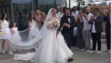 Venčanica je KAO IZ BAJKE: Naš poznati umetnički par se posle 14 godina braka zakleo na večnu ljubav i pred Bogom (VIDEO)