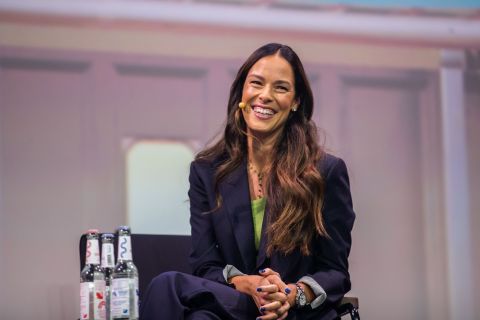 ANA IVANOVIĆ U KAPUTU SEZONE: Ova boja je trenutno najveći trend, ali ne može svako da je ponese (FOTO)