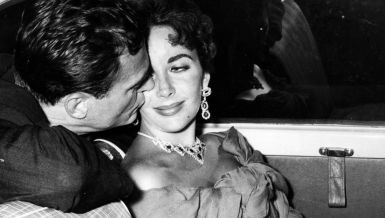 КАКО ЈЕ РАСКОШНА ДИЈАМАНТСКА ОГРЛИЦА ЕЛИЗАБЕТ ТЕЈЛОР ПОСТАЛА ДЕО НАЈЛЕПШЕ ЉУБАВНЕ ПРИЧЕ: Предиван моменат ухваћен на камери (ВИДЕО)