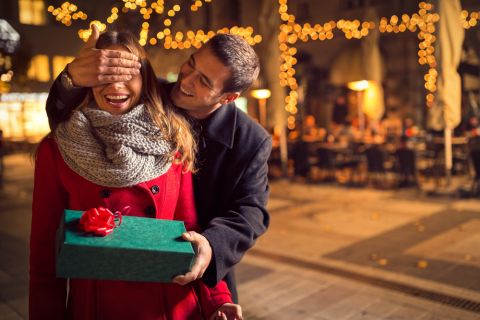 Pokloni koje definitivno ne bi trebalo da kupujete kada ste u novoj vezi: Obratite pažnju na detalje