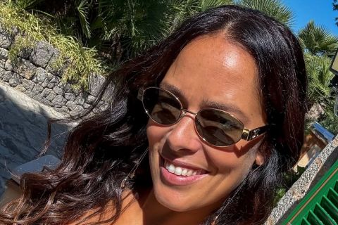 ANA IVANOVIĆ U IZDANJU KOJE JE ZAPALILO MREŽE: Haljina otkrila ramena, a pažnju privukao detalj koji niko nije očekivao (FOTO)