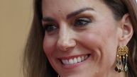 CELA PLANETA PRIČA O STOPALIMA KEJT MIDLTON: Buduća kraljica skinula cipele u javnosti i ljudi su šokirani! (FOTO)