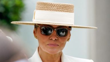 Melanija ispred Bele kuće sa šeširom koji je oličenje letnje eleancije: Ovako se doterala za ceremoniju u čast Čarlsa i Kamile (foto)