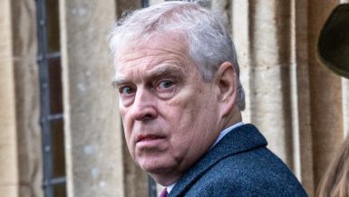 BIVŠI PRINC ENDRU PUŠTEN IZ PRITVORA: Posle 12 sati je ponovo na slobodi, objavljene fotografije na kojima izgleda izbezumljeno (FOTO)