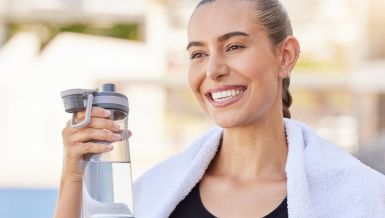 ДА ЛИ ПИТИ ВОДУ ПРЕ, ПОСЛЕ ИЛИ ТОКОМ ТРЕНИНГА? Питање које мучи многе када крену да вежбају