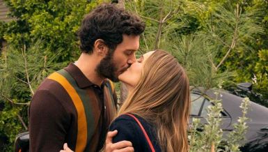 ДАНАС ЈЕ НАЈПОЖЕЉНИЈИ ГЛУМАЦ, А НИКО НЕ ЗНА ДА ЈЕ ОЖЕНИО ДЕВОЈКУ - РОЂЕНУ  У ЗАТВОРУ: Пронашли срећу, а онда им је њена мајка претворила живот у пакао!