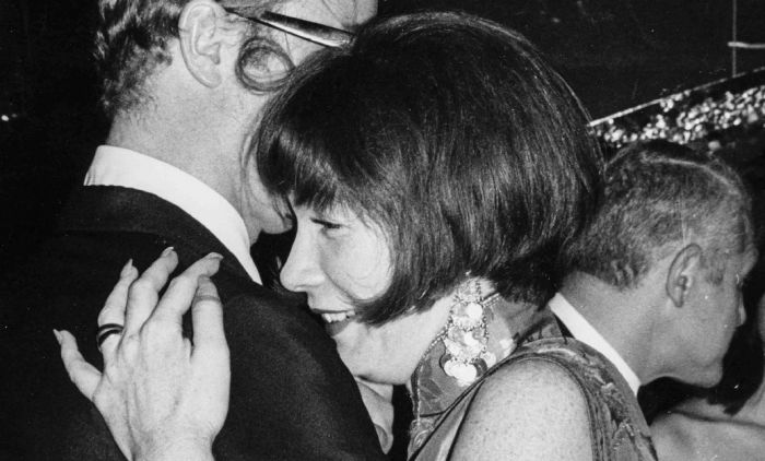 Svim drugaricama otimala muževe, sem jednoj: Zbog nje radila što nije za 7 ljubavnika, klečala i ribala joj podove